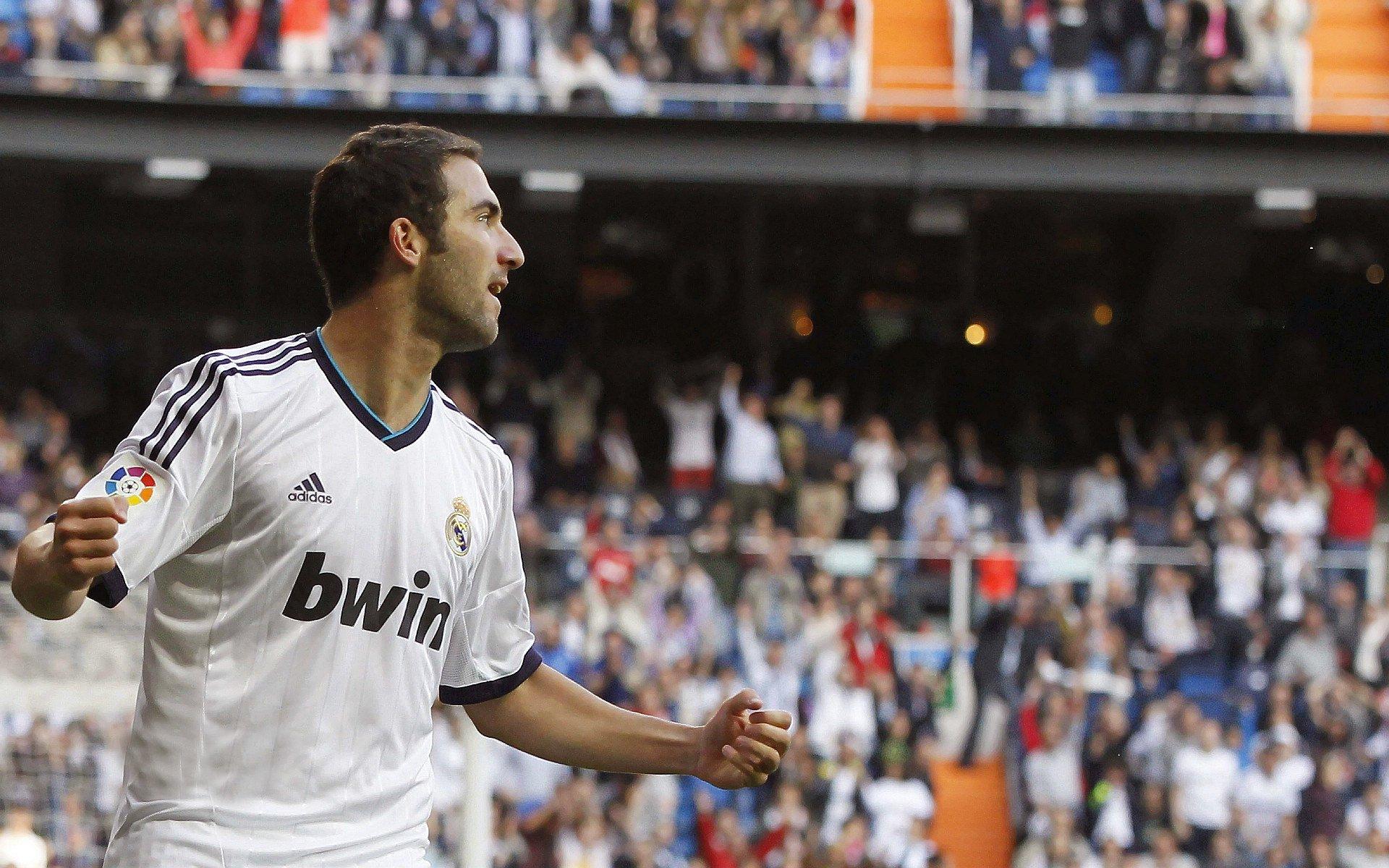 西甲联赛激战正酣，皇马巴萨上演巅峰对决，争冠悬念再起