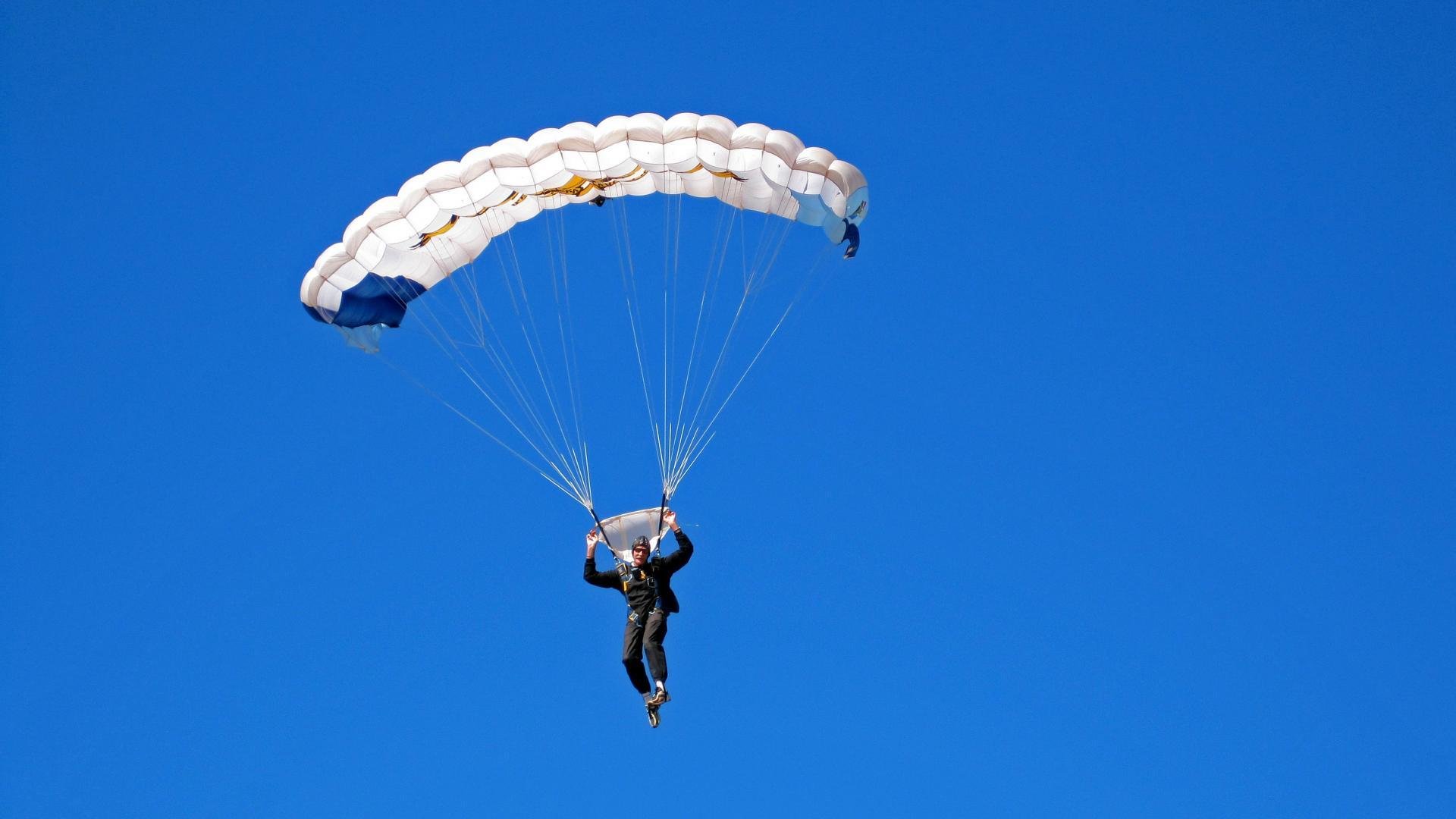 激情德比战！皇马3-2险胜巴萨，本泽马绝杀点燃伯纳乌