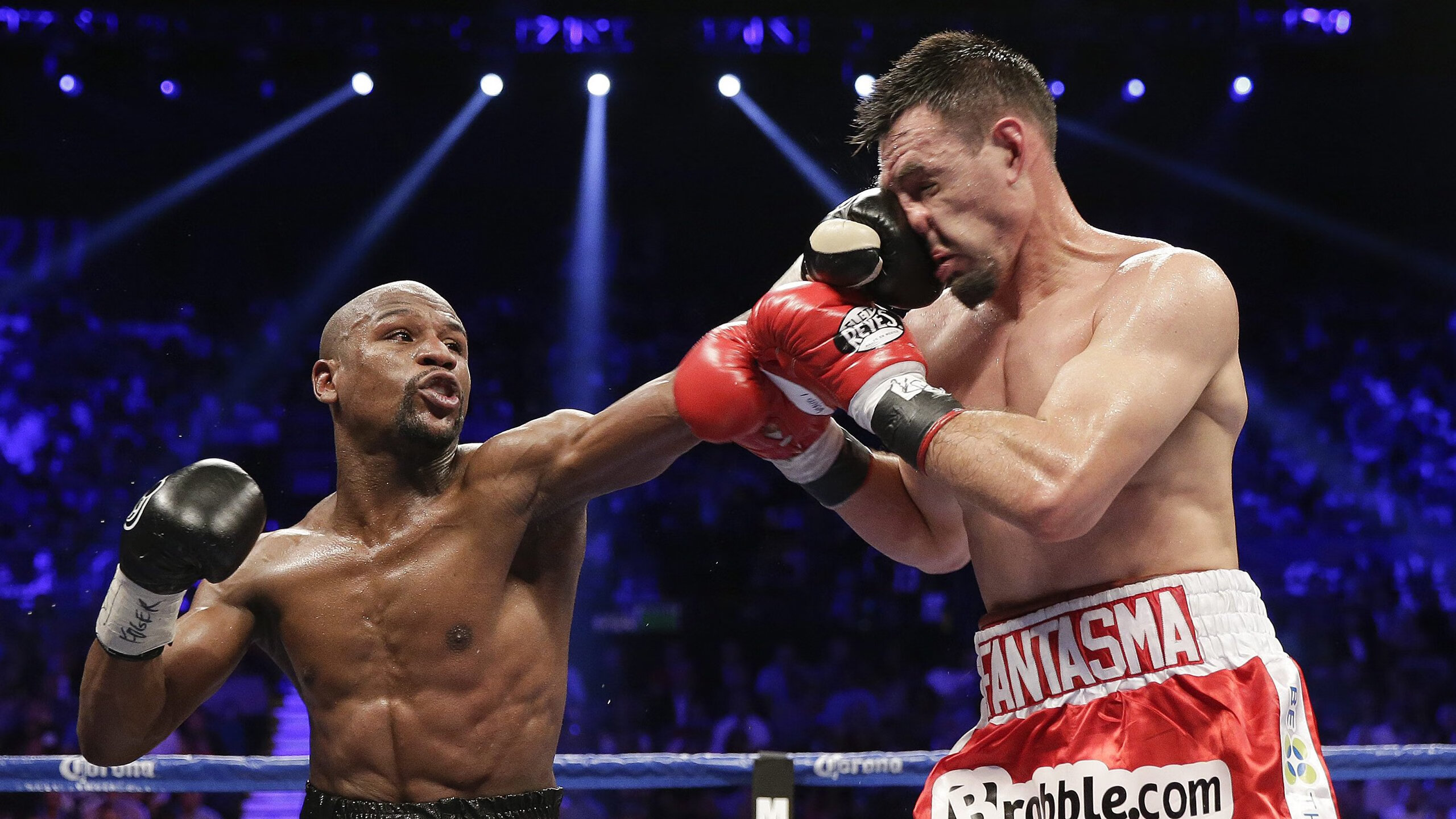 激情德比战！皇马3-2险胜巴萨，本泽马绝杀点燃伯纳乌